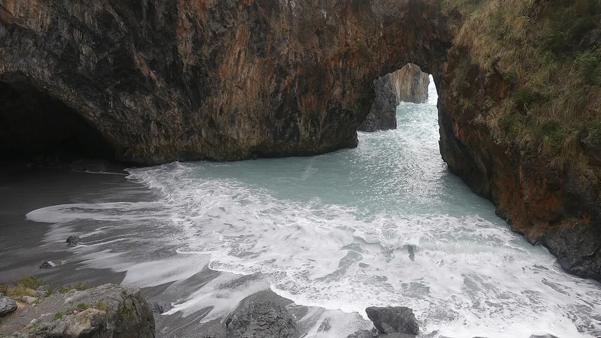 Onde nella conca dell’Arcomagno, dietro l’arco naturale di roccia.