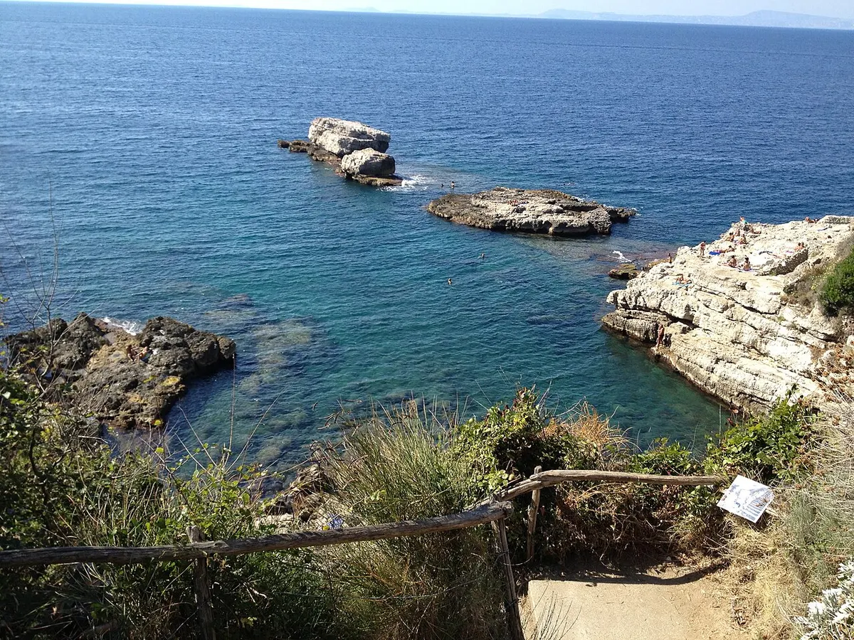 Scogliere esterne presso Punta Capo, nel contesto dei Bagni della Regina Giovanna verso La Solara; la piscina naturale non è visibile.