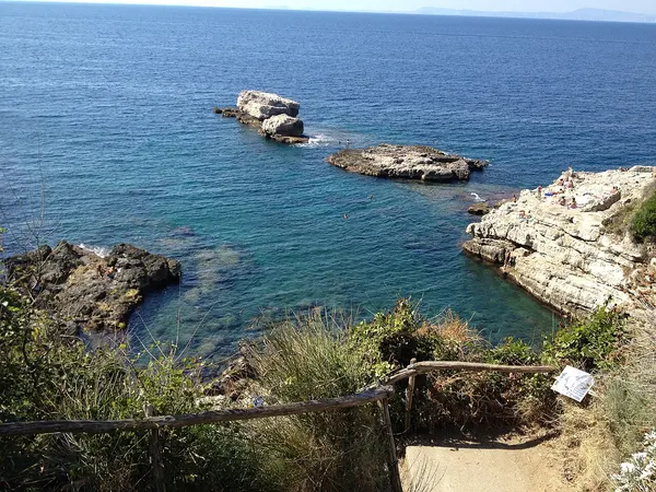 Scogliere esterne presso Punta Capo, nel contesto dei Bagni della Regina Giovanna verso La Solara; la piscina naturale non è visibile.