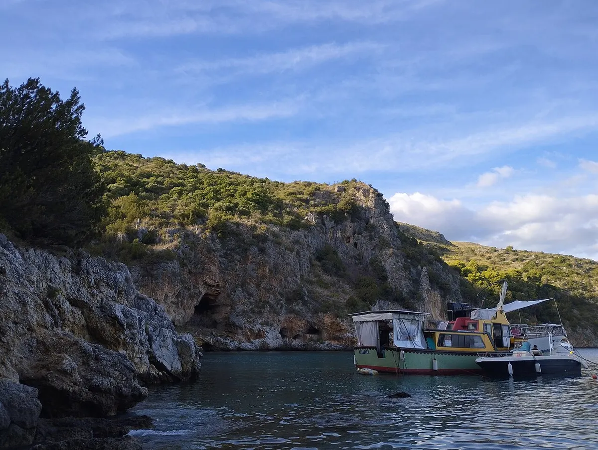 Pareti rocciose e specchio d’acqua della Baia degli Infreschi visti dalla cala.