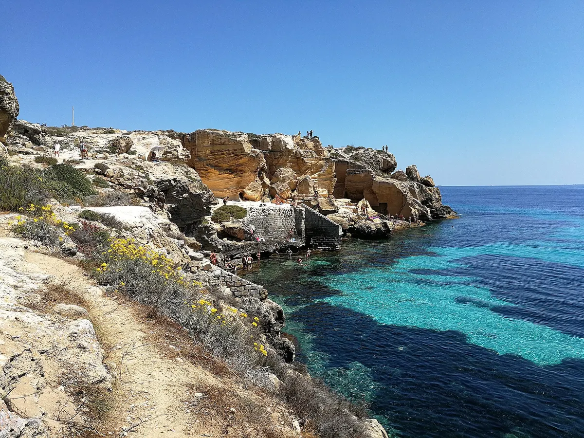 La costa rocciosa e gli antichi tagli di cava al Bue Marino di Favignana.