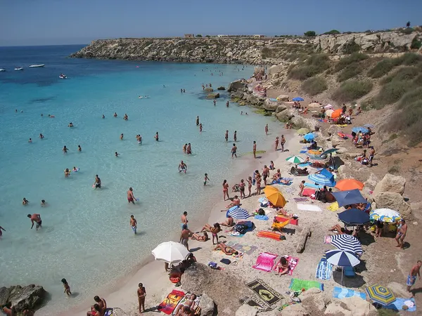 Piccolo arenile sabbioso e rocce di Cala Azzurra a Favignana.
