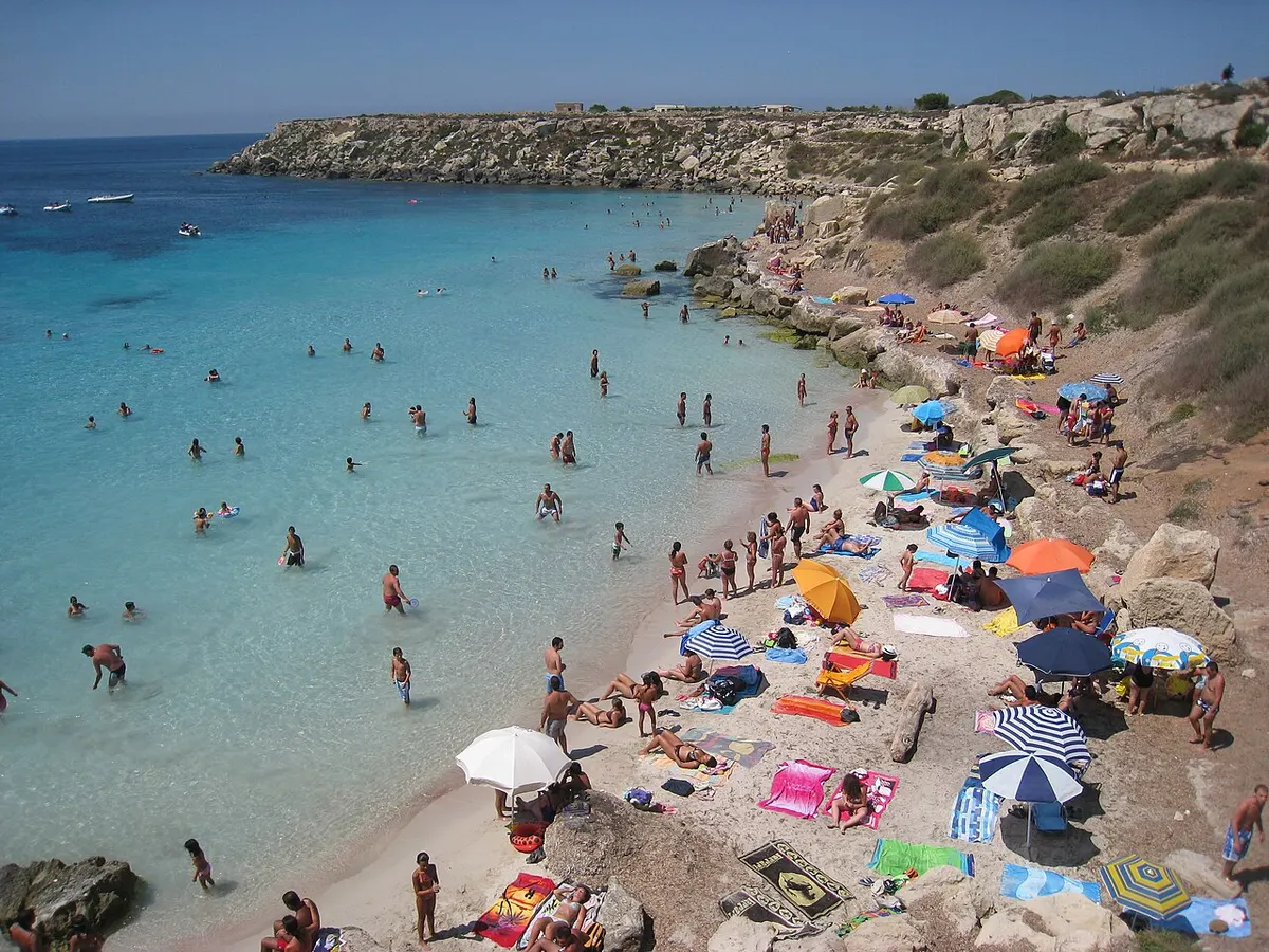 Piccolo arenile sabbioso e rocce di Cala Azzurra a Favignana.