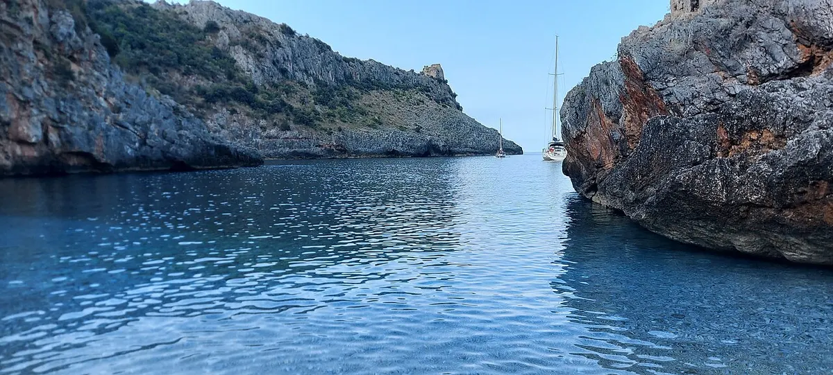 Mare e promontori visti dalla cala, con i ruderi della Torre di Cala Bianca.