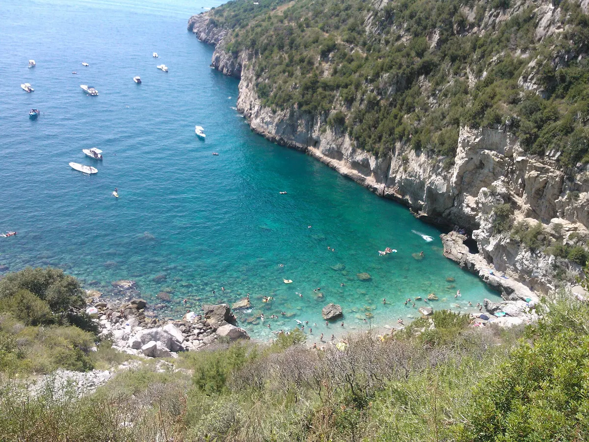 La riva rocciosa di Cala di Mitigliano vista dall’alto.