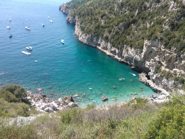La riva rocciosa di Cala di Mitigliano vista dall’alto.