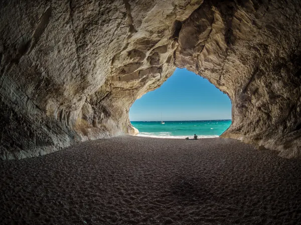 Apertura di una grotta di Cala Luna verso la spiaggia e il mare.