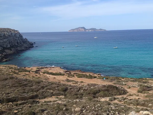 Costa rocciosa e mare di Cala Rossa a Favignana.