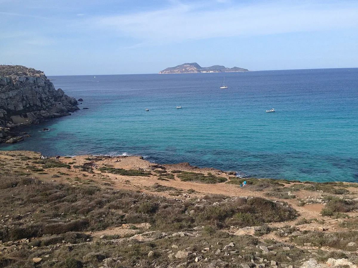 Costa rocciosa e mare di Cala Rossa a Favignana.