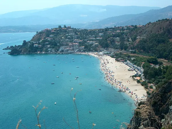 Vista panoramica della baia e dell’arenile di Caminia.