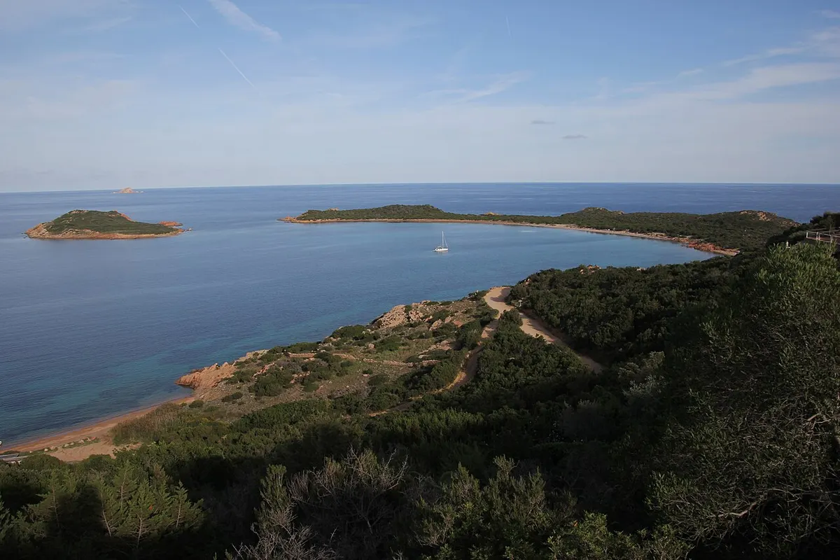 Panorama di Capo Coda Cavallo con il tratto di spiaggia ai piedi del promontorio.
