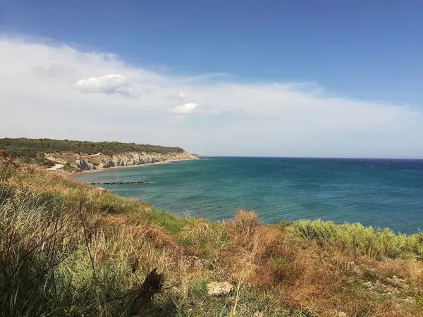 La costa dell’area marina protetta di Capo Rizzuto vista da Capo Bianco: immagine di contesto, non della Spiaggia Grande.