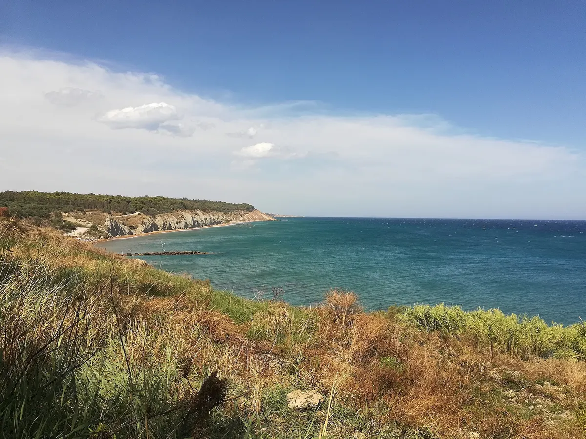 La costa dell’area marina protetta di Capo Rizzuto vista da Capo Bianco: immagine di contesto, non della Spiaggia Grande.
