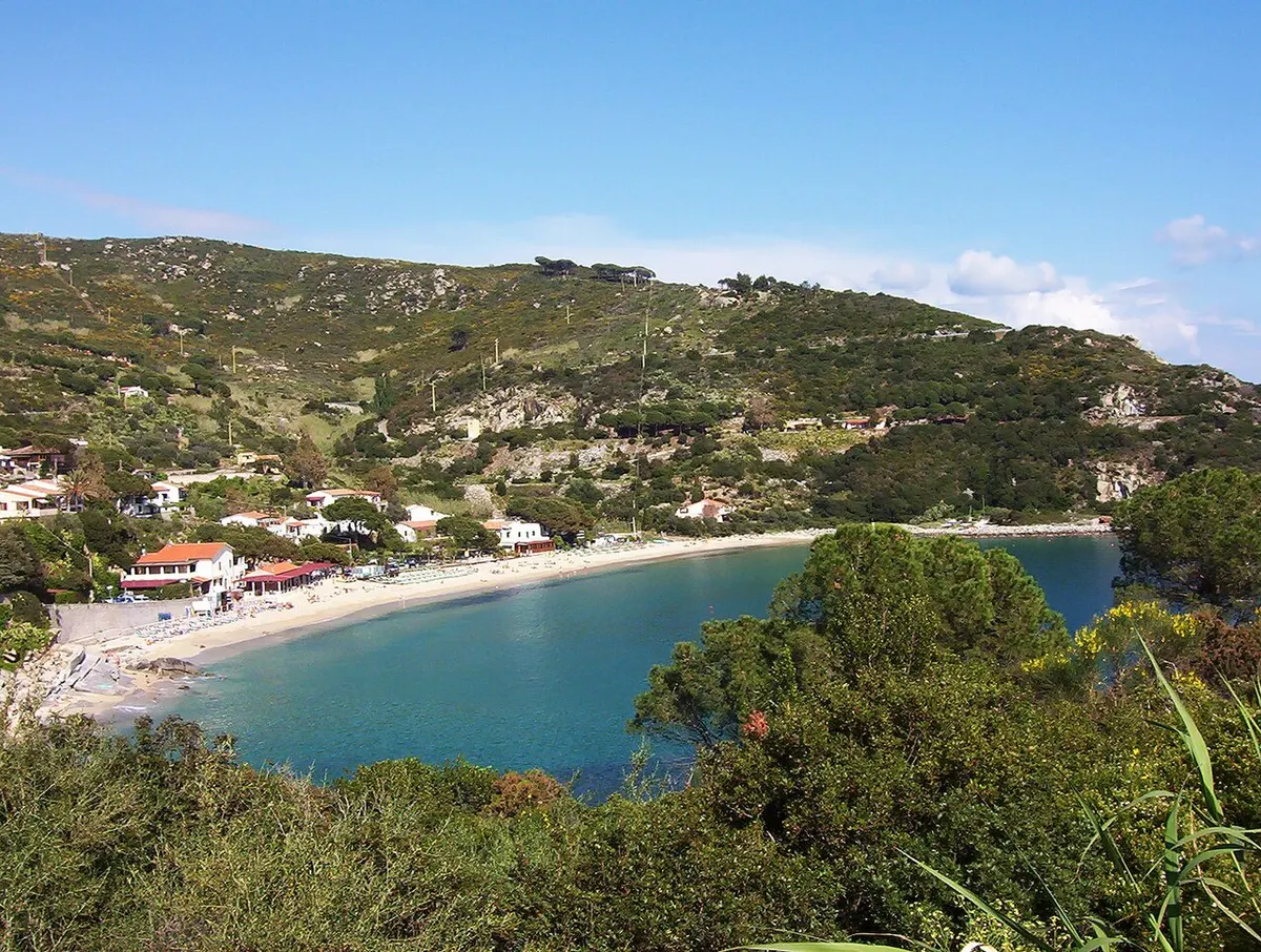 Panorama terrestre della baia e della spiaggia di Cavoli