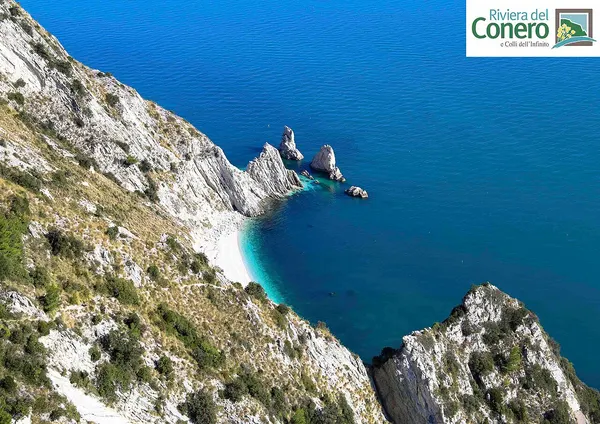 Spiaggia e faraglioni delle Due Sorelle visti dal promontorio del Conero.