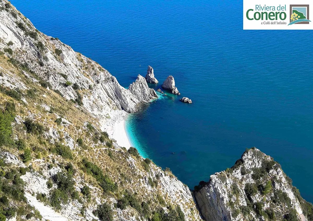 Spiaggia e faraglioni delle Due Sorelle visti dal promontorio del Conero.