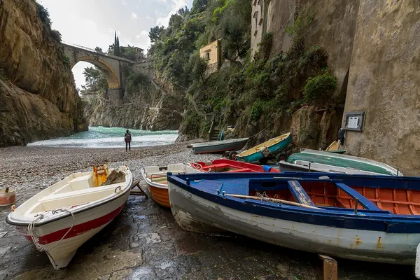 Barche sulla spiaggia del Fiordo di Furore, fra le pareti rocciose e il ponte.