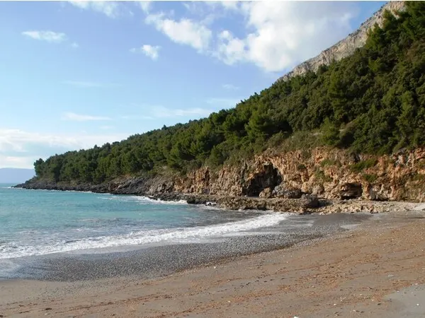 Veduta di contesto della riva e delle rocce di Fiumicello a Maratea; non delimita l’intero arenile settentrionale.