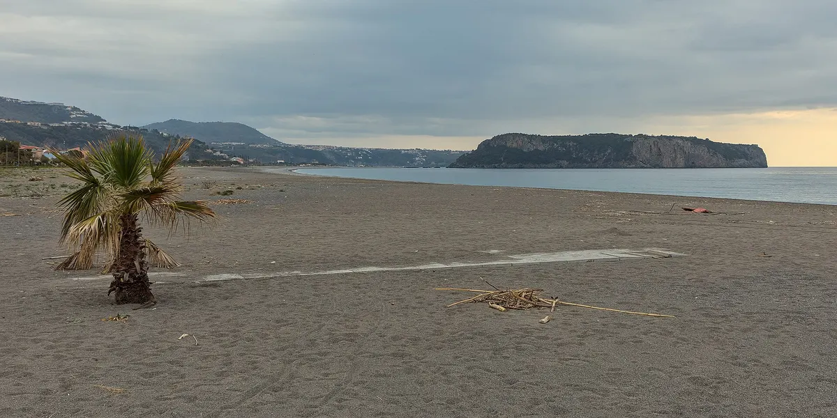Il litorale di Praia a Mare con l’isola di Dino sullo sfondo: immagine di contesto del settore di Fiuzzi.