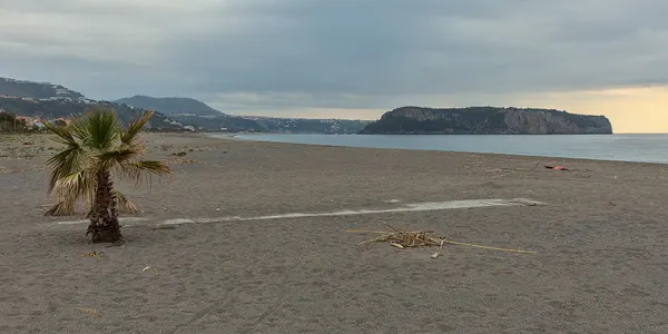 Il litorale di Praia a Mare con l’isola di Dino sullo sfondo: immagine di contesto del settore di Fiuzzi.