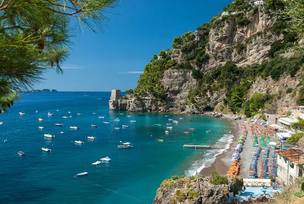 La baia e la spiaggia di Fornillo a Positano.