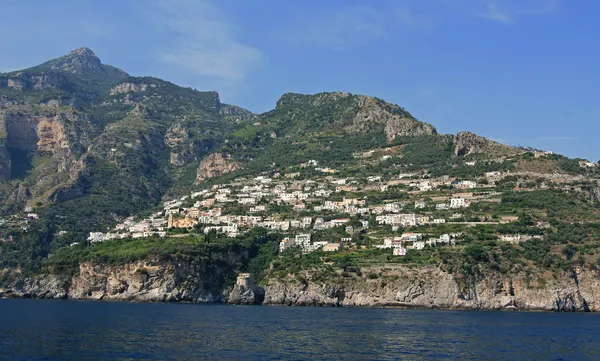 La costa di Vettica Maggiore a Praiano: panorama di contesto della Gavitella, non un dettaglio della sua spiaggetta.
