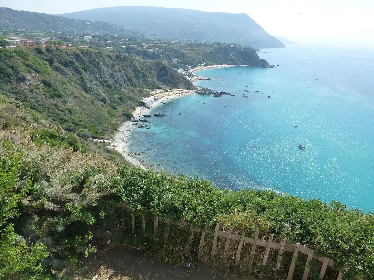 La costa e le spiagge della baia di Grotticelle viste dall’alto.