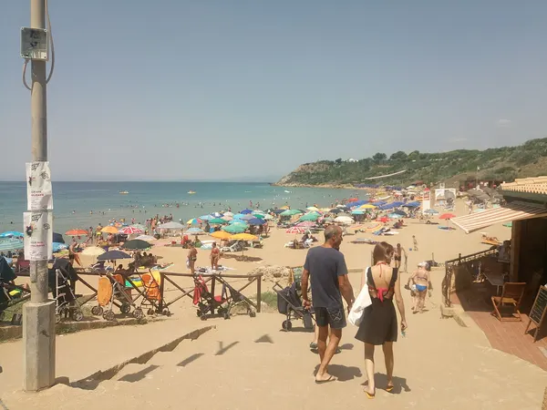 Spiaggia Grande dell’Annunziata a Le Castella, vista dal lato del paese.