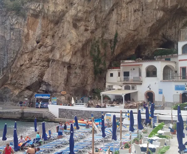 L’arenile raccolto fra le pareti di Marina di Praia.