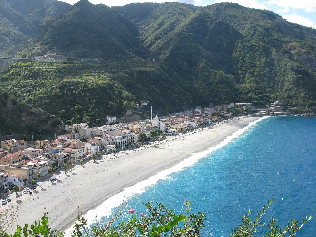 La spiaggia di Marina Grande e il lungomare di Scilla visti dal Castello Ruffo.