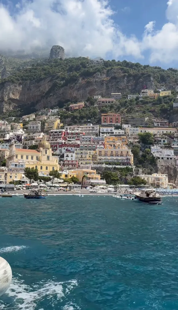 Marina Grande di Positano vista dal mare, con la spiaggia e la chiesa sotto le case del centro.