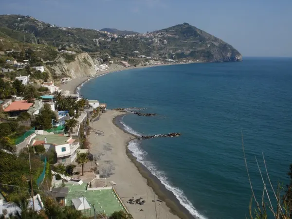 Il lungo arenile dei Maronti sulla costa meridionale di Ischia.