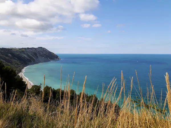 La spiaggia di Mezzavalle vista dal versante, con lo Scoglio del Trave in lontananza.