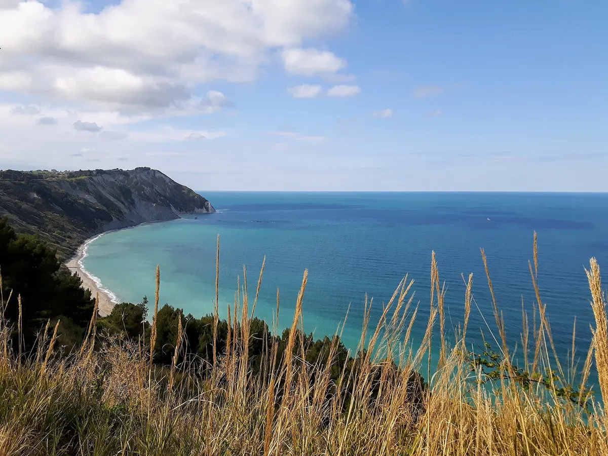 La spiaggia di Mezzavalle vista dal versante, con lo Scoglio del Trave in lontananza.