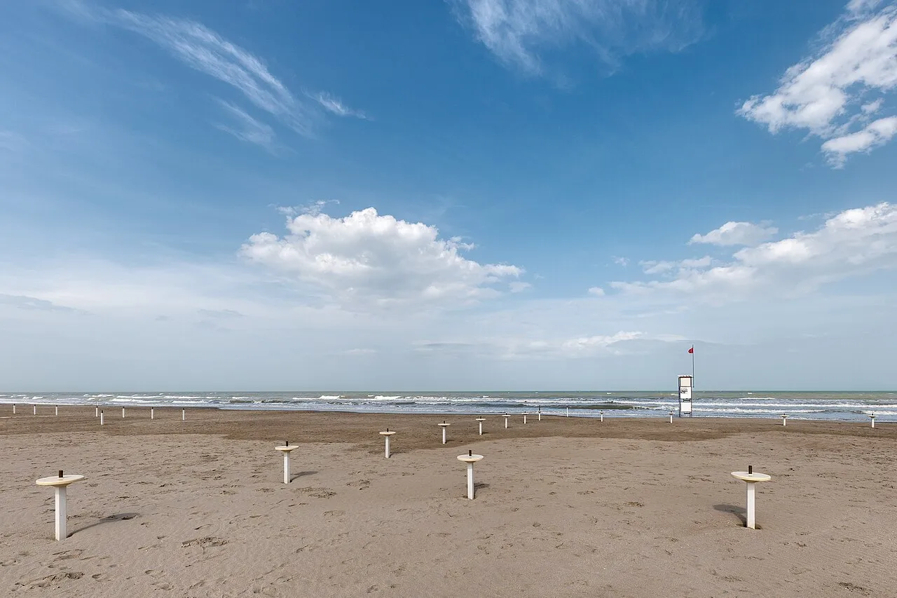Litorale di Milano Marittima in aprile, con arenile sabbioso, mare e una torretta sulla riva.