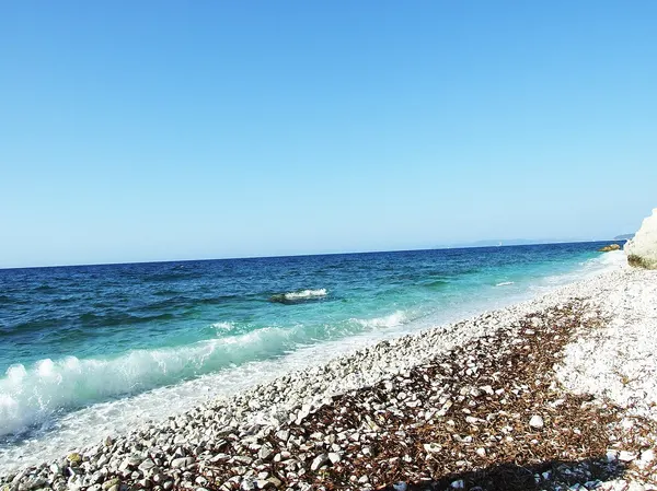 Ciottoli bianchi e mare della Padulella
