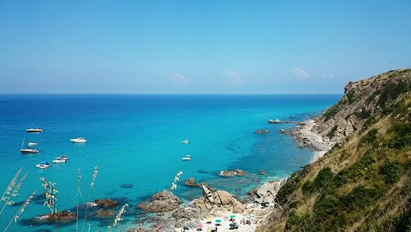 Cala di sabbia e scogli a Capo Cozzo, nel paesaggio costiero del Paradiso del Sub.