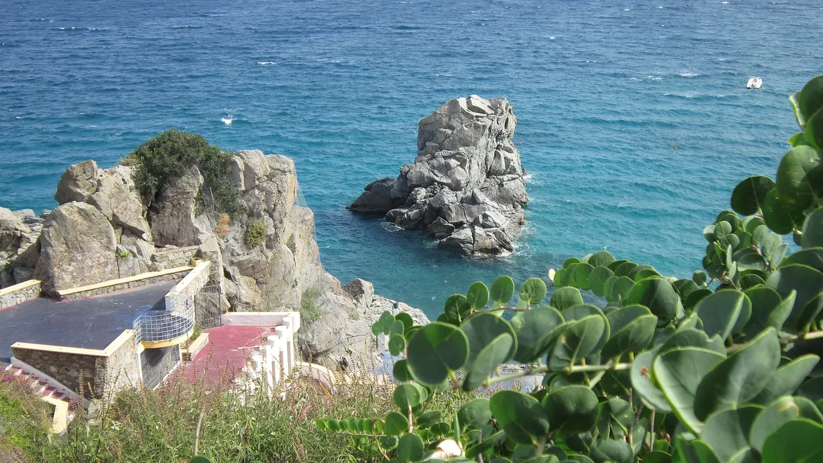 Lo scoglio di Pietragrande davanti alla costa: immagine di contesto dell’arenile vicino.