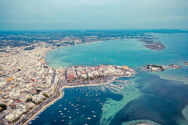 Panorama della baia e del centro di Porto Cesareo: foto di contesto della spiaggia La Triglia.
