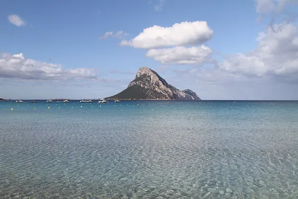 Tavolara vista dalla battigia di Porto Taverna