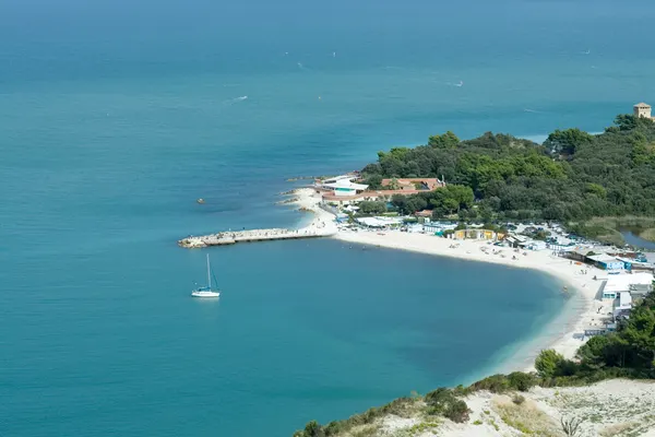 Spiaggia del Molo a Portonovo dall’alto, con il molo, il Fortino e il Lago Grande.