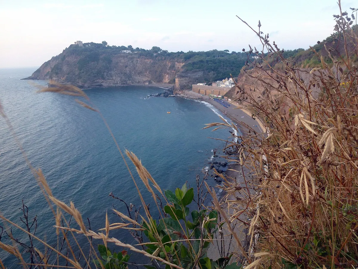 La cala del Pozzo Vecchio sul versante occidentale di Procida.