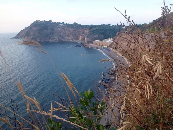 La cala del Pozzo Vecchio sul versante occidentale di Procida.