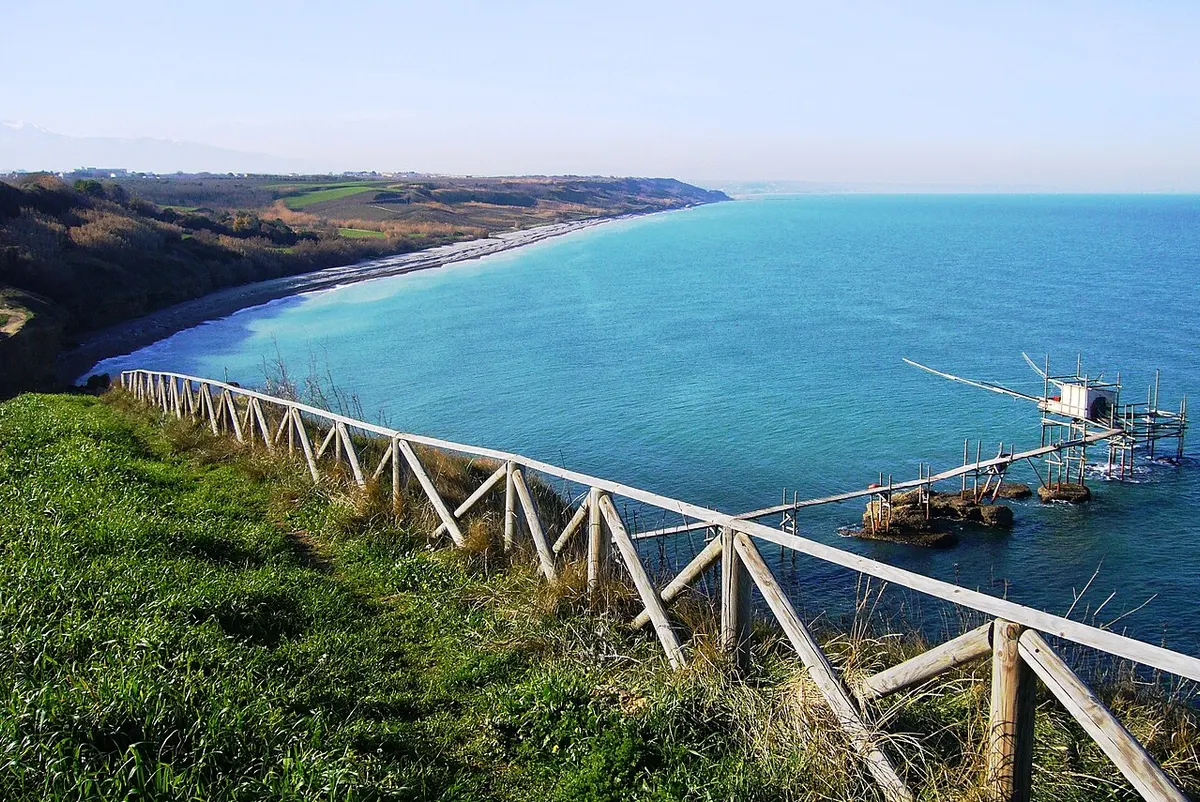 Trabocco e spiaggetta sotto Punta Aderci, con Mottagrossa sullo sfondo