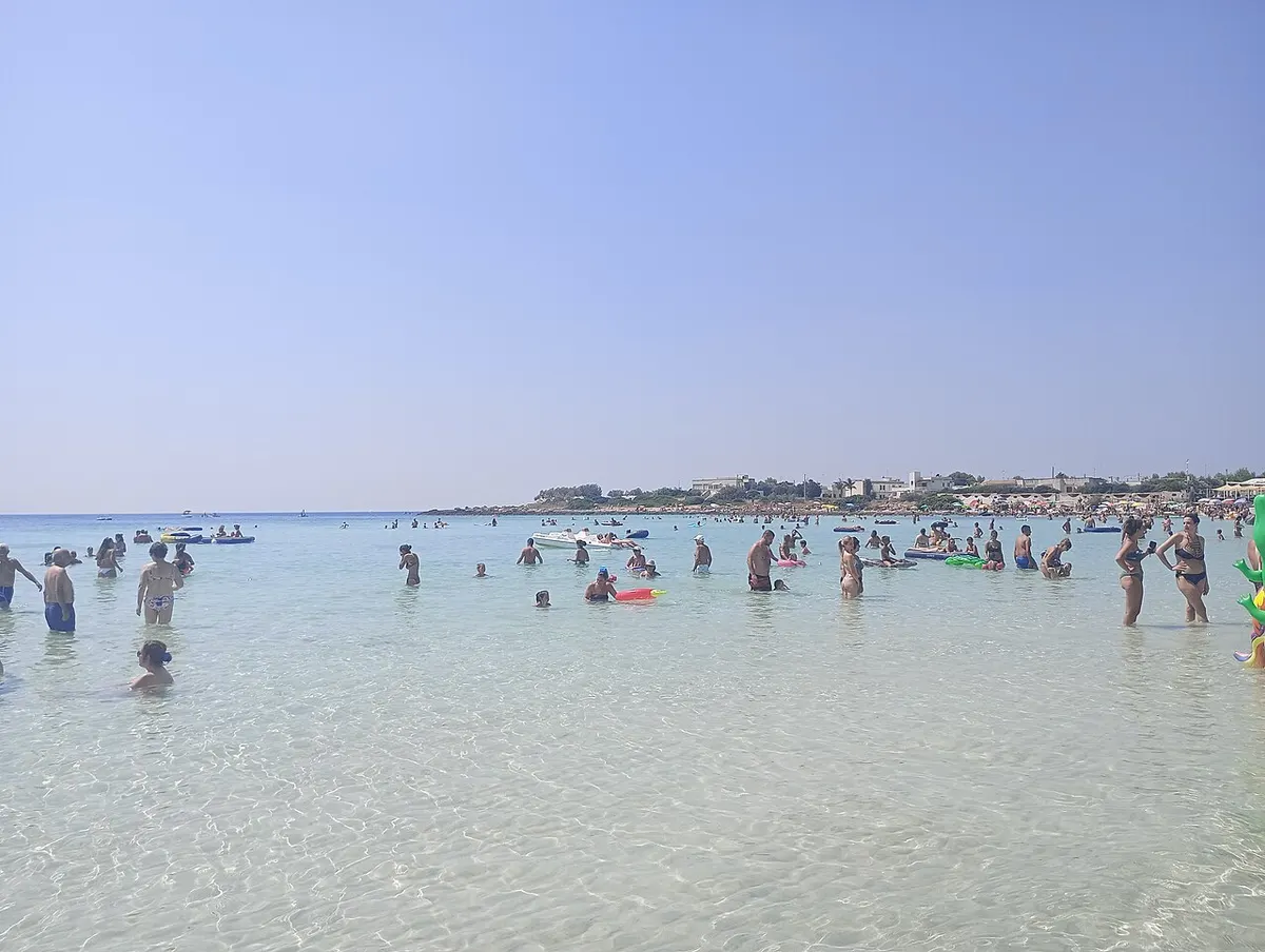 Spiaggia sabbiosa di Punta Prosciutto con dune alle spalle.