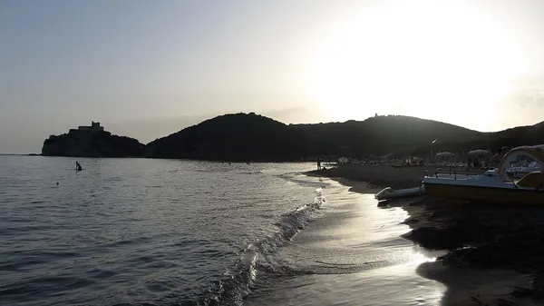Spiaggia delle Rocchette e forte al tramonto