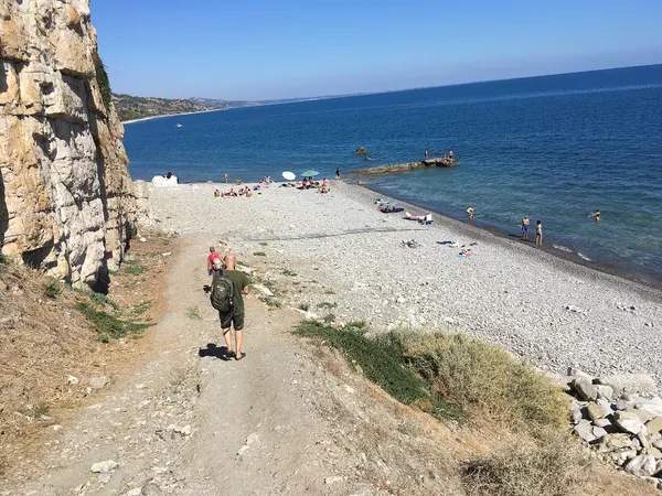 La spiaggia di ciottoli sotto il Castello Federiciano di Roseto Capo Spulico.