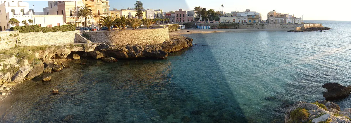 La baia urbana di Santa Maria al Bagno, con la spiaggetta sul fondo e il lungomare.