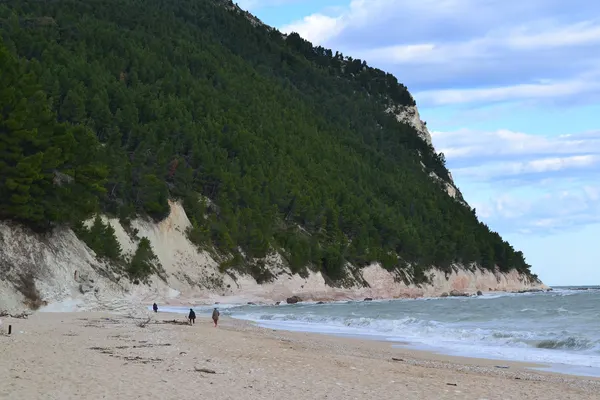 La riva dei Sassi Neri sotto il versante del Conero, in una fotografia invernale del 2019.