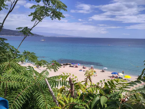 Vista della costa settentrionale di Soverato: fotografia di contesto, non delimitazione del tratto rappresentato.